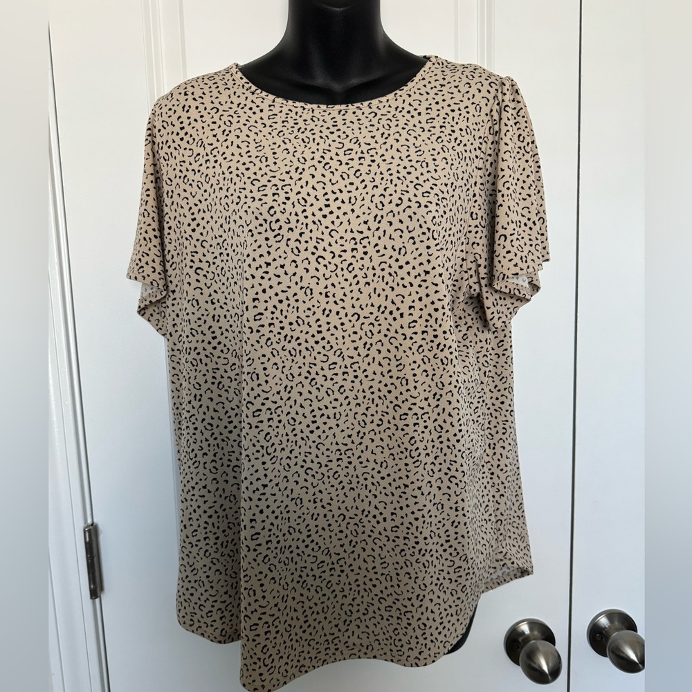 Banana republic tan/black printed short sleeve blouse size L